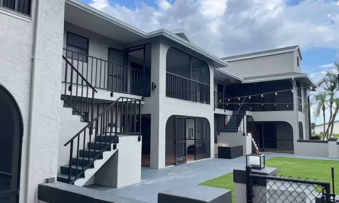 Caloosahatchee Apartment | Coral Breeze Escape S