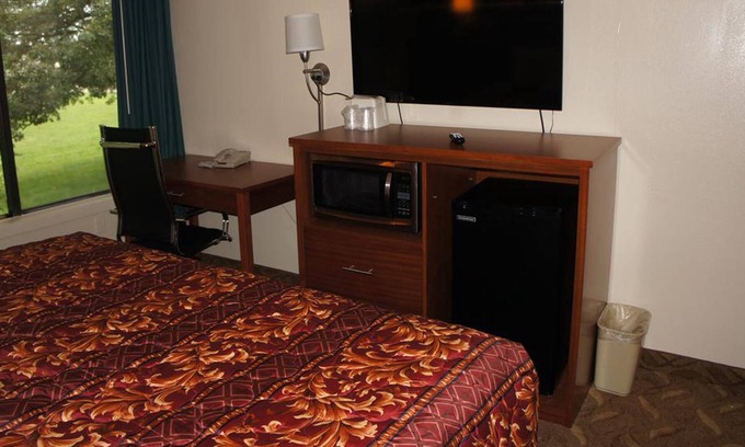 Waite Park House | Coratel Inn & Suites By Jasper Waite Park - 1 Queen Bed Accessible Non-Smoking
