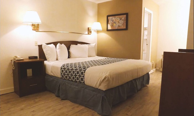 McCook Hotel | Coratel Inn & Suites By Jasper McCook - Deluxe 1 King Bed NS