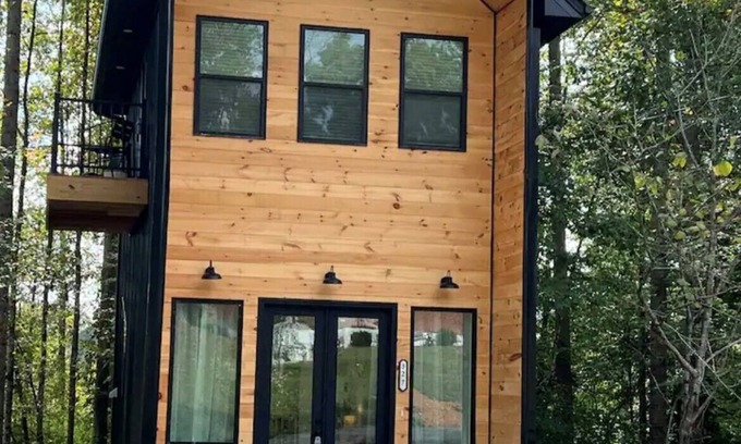 Somerset Ski Chalet | Cordial chalet with a balcony to have coffee with the squirrels