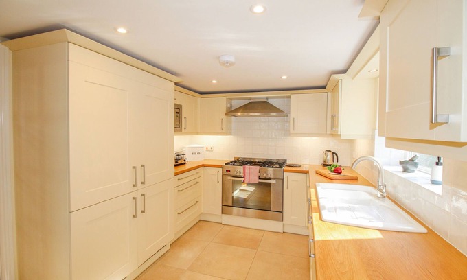 Corfe Cottage | CORFE LODGE, family friendly, with open fire in Corfe Castle