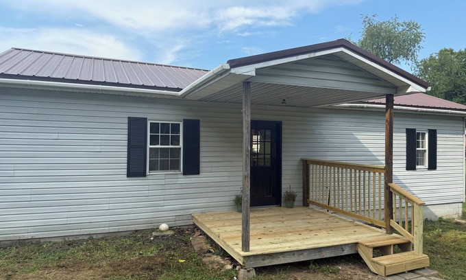 Westwood House | Corner Cottage 2 bedroom pets welcome and close to downtown