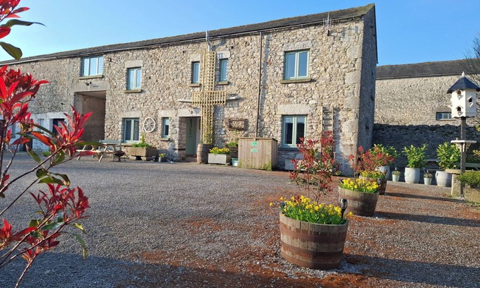 Meathop Cottage | CORNER COTTAGE AT BRACKENTHWAITE FARM, pet friendly in Arnside