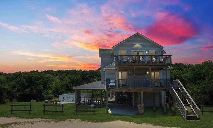 Carova Beach House | “COROLLA IS CALLING” 4X4 Area ,Pool/Hot Tub, Wild horses right in your backyard!