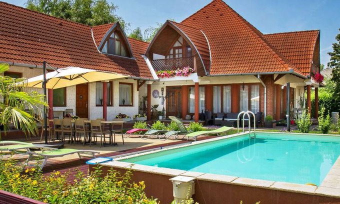 Balatonmariafurdo Apartment | Cortaderia 4