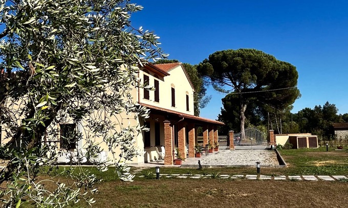 Castelfranco di Sotto House | Corte Cristofano country house in the plain of Lucca on the Via Francigena