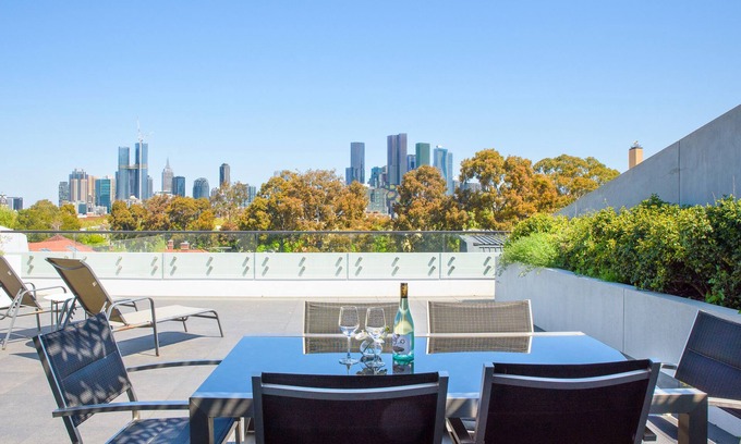 Carlton Apartment | Cosmo Stays- 3BR Penthouse Apartment. Incredible City Views. Free Parking.