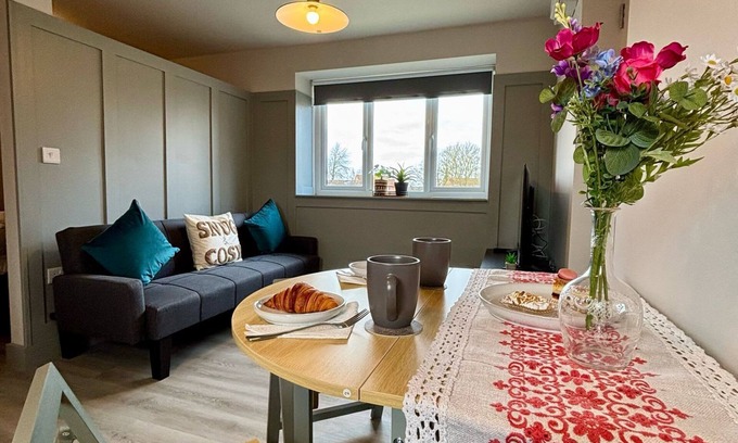 Newmarket Apartment | Cosy 1-Bed Apt in Newmarket with Parking
