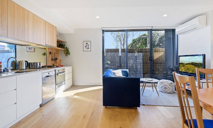 Flemington Apartment | Cosy 1-Bed with Private Balcony By Showgrounds