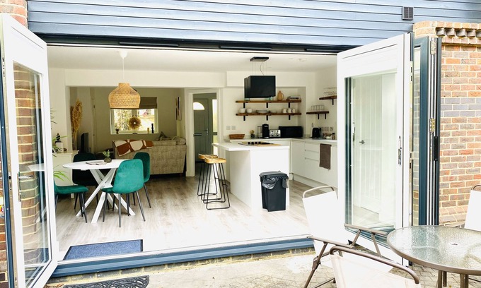 Bromley Common and Keston House | Cosy 2 bedroom detached home in Bromley with secure off-street parking