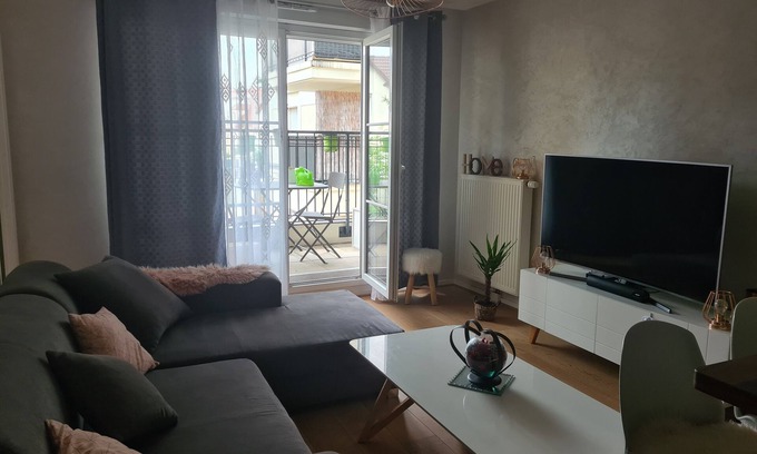 Le Blanc-Mesnil Apartment | Cosy 2-bedroom apartment, parking available and 20 minutes by train from central Paris.