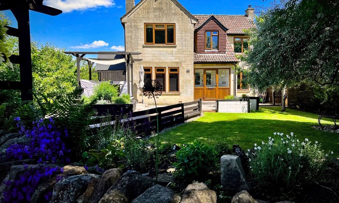 Bradford-on-Avon House | Cosy 3-bedroom home with garden and log burner, close to the City of Bath.