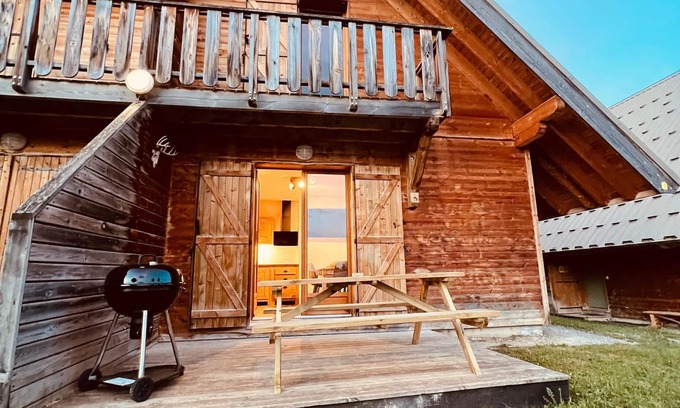 La Joue du Loup Ski Chalet | Cosy 6/9-person chalet close to the slopes, with sauna, pool and fireplace.