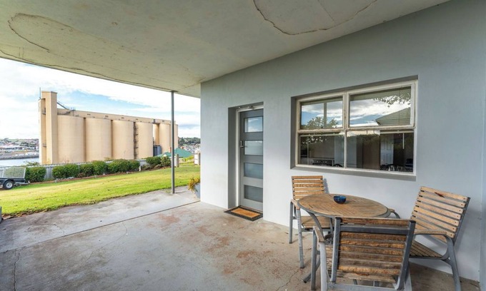 Devonport Apartment | Cosy and Comfortable Unit with Parking & Wifi
