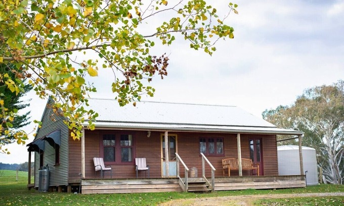 Wooragee Cottage | Cosy and comfortable with room to enjoy friends and family