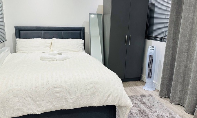 Kidbrooke with Hornfair House | Cosy and Comfy Double Room with Private Bathroom, Close to o2 Arena