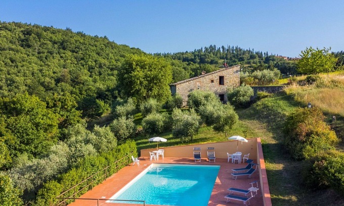 Castellina in Chianti Villa | Cosy apartment in villa for 4 guests with pool, WIFI, A/C, TV, patio, panoramic view and parking