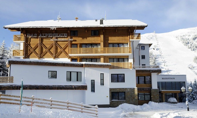 Katschberg Apartment | Cosy apartment for 4 guests with WIFI, pool, TV, balcony, pets allowed and panoramic view