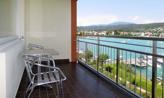 Augsdorf Apartment | Cosy apartment for 4 people with TV and balcony