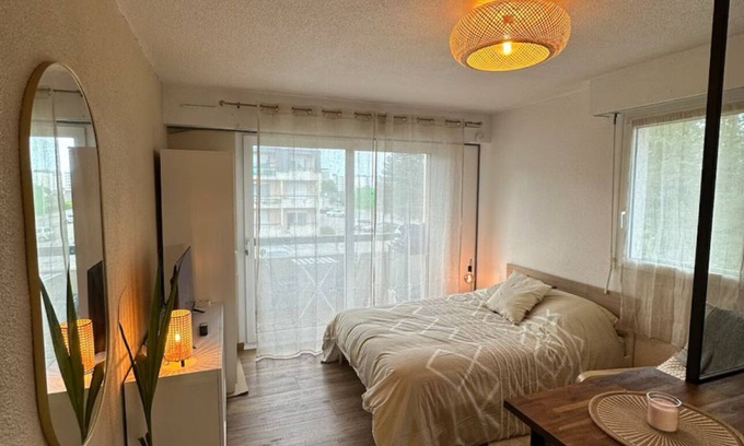 Cherbourg-en-Cotentin Apartment | Cosy apartment with balcony + parking - quiet 2 steps from downtown