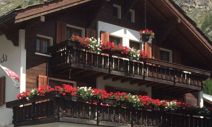 Saas Almagell Apartment | Cosy apartment for 8 people with WIFI, TV and balcony