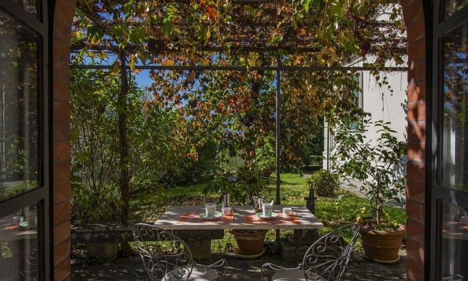 Barga Apartment | Cosy apartment for 2 guests with private pool, TV, patio and pets allowed