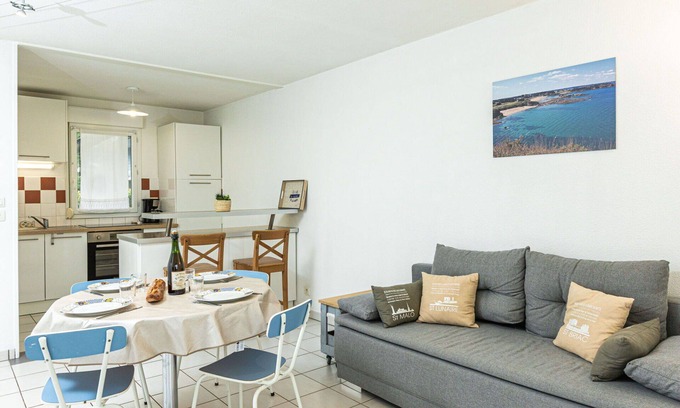 Pleurtuit Apartment | Cosy apartment for 4 guests with WIFI, TV and terrace