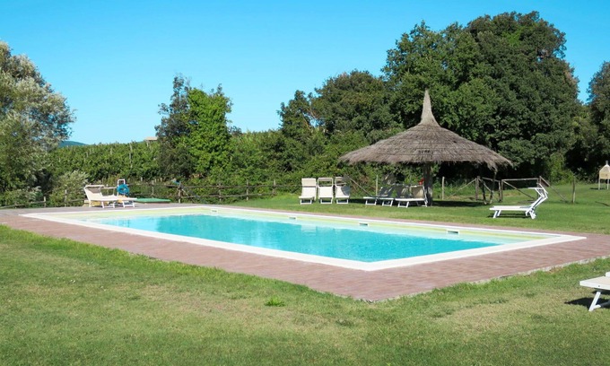 Pomarance Apartment | Cosy apartment for 4 people with WIFI, pool, TV, patio, pets allowed and parking