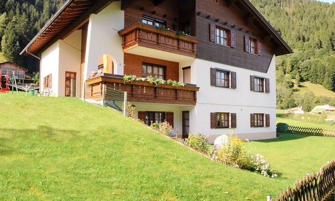 Gaschurn Apartment | Cosy apartment for 5 people with WIFI, TV, patio, pets allowed and parking