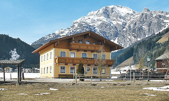 Leogang Apartment | Cosy apartment for 6 guests with WIFI, pool, TV, terrace and parking