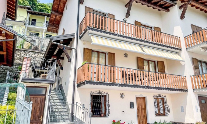 Trezzone Apartment | Cosy apartment for 6 guests with A/C, WIFI, TV, terrace, pets allowed and panoramic view