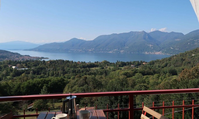 Luino Apartment | Cosy apartment for 6 guests with WIFI, TV, terrace and parking