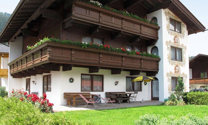 Zillertal Apartment | Cosy apartment for 7 guests with WIFI, TV, balcony and parking