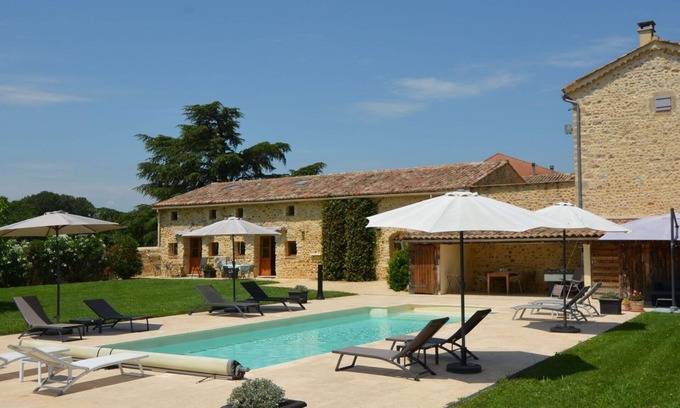 Saint-Denis Apartment | Cosy apartment for 6 people with WIFI, pool, TV and terrace