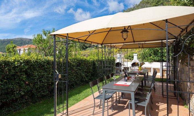 Pietrabruna Apartment | Cosy apartment for 6 guests with pool, WIFI, TV, patio and panoramic view