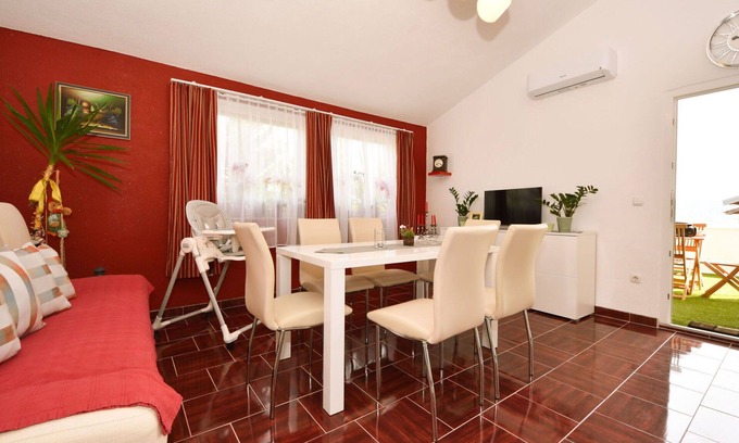 Obrovac Apartment | Cosy apartment for 4 guests with WIFI, A/C, TV and terrace