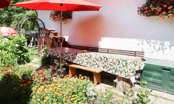 Feichten Villa | Cosy apartment in villa for 6 guests with WIFI, TV, patio, pets allowed and parking