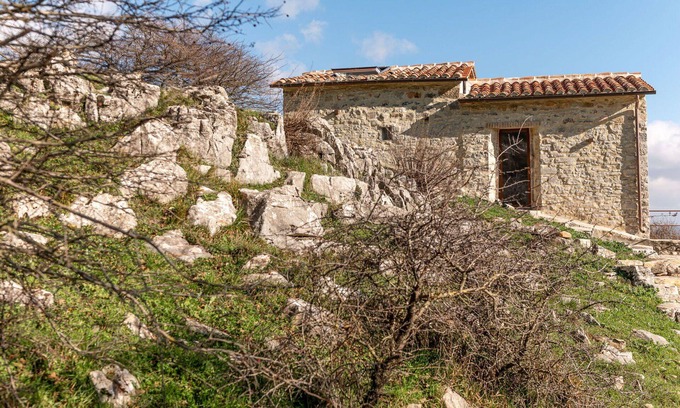 Arcidosso House | Cosy apartment in villa for 2 people with patio, pets allowed and parking