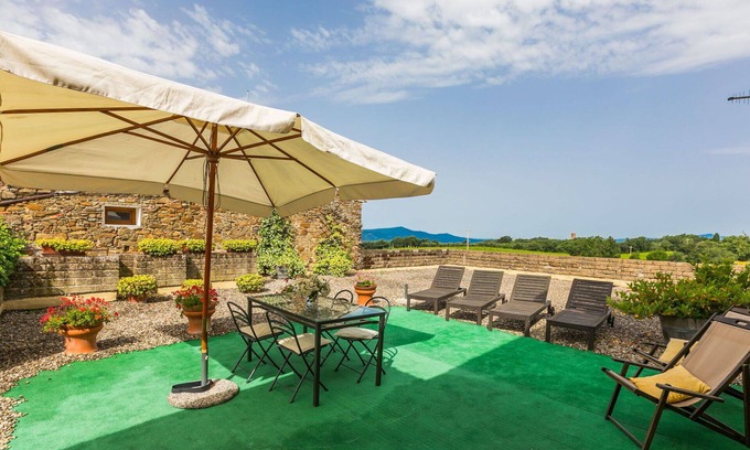 Sasso dʼOmbrone Villa | Cosy apartment in villa for 6 guests with A/C, pool, WIFI and patio
