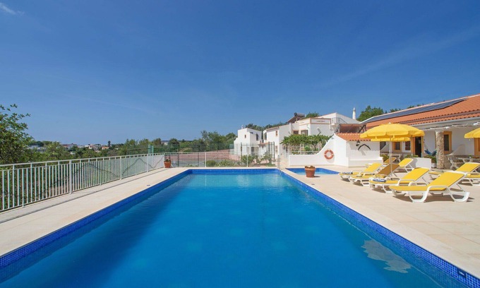 Mem Moniz House | Cosy apartment in villa for 3 guests with WIFI, A/C, pool, TV and terrace