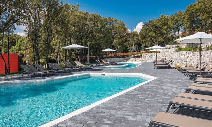 Bale House | Cosy apartment in villa with WIFI, A/C, hot tub, private pool, TV, terrace and pets allowed