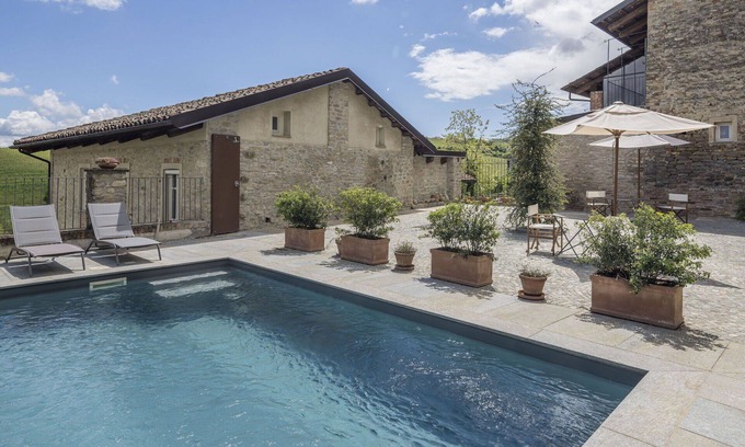 Monforte d'Alba Apartment | Cosy apartment for 4 guests with pool, WIFI and balcony, close to Alba