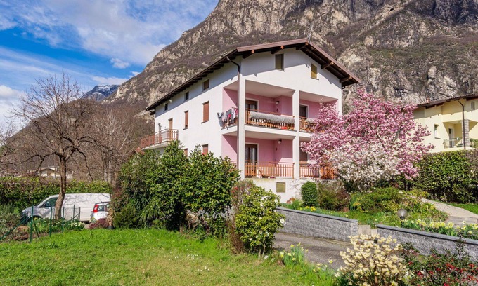 Novate Mezzola Apartment | Cosy apartment for 6 guests with WIFI, TV, patio, pets allowed and parking
