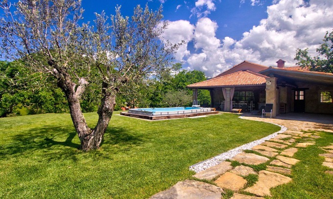 Hrastovlje Apartment | Cosy apartment with A/C, private pool, WIFI, TV, terrace, pets allowed, panoramic view and parking