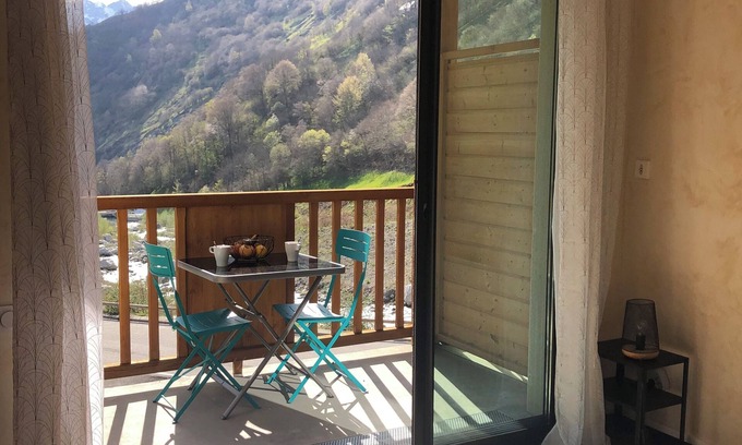 Sers Apartment | Cosy Barèges apartment with sunset and mountain views