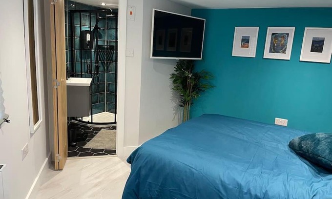 Bircotes Apartment | Cosy cabin with private bathroom
