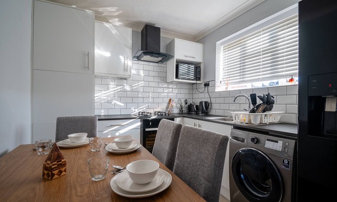 Woking House | Cosy Canalside Home