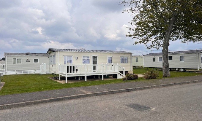 Barton-on-Sea House | Cosy caravan on Hoburn Naish 5 star complex. Leisure pub entertainment on site.