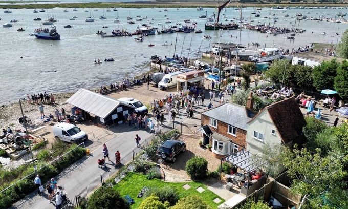 West Mersea House | Cosy Coastal 2-Bedroom Cottage with Hot Tub & Log Burner