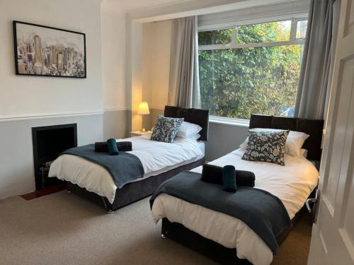 Lee House | Cosy & Comfortable 3 Bed House, Office & Driveway